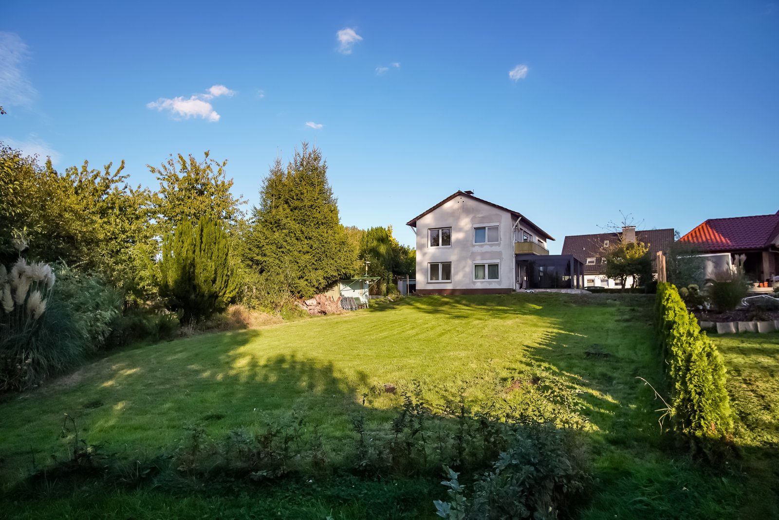 Ruhig wohnen im Grünen – Modernisiertes Zweifamilienhaus mit großem Grundstück
