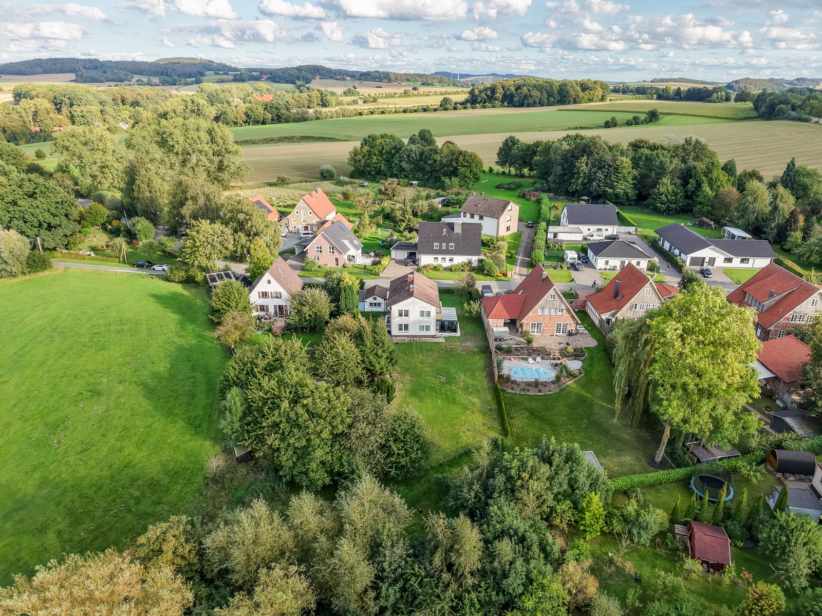 Ruhig wohnen im Grünen – Modernisiertes Zweifamilienhaus mit großem Grundstück