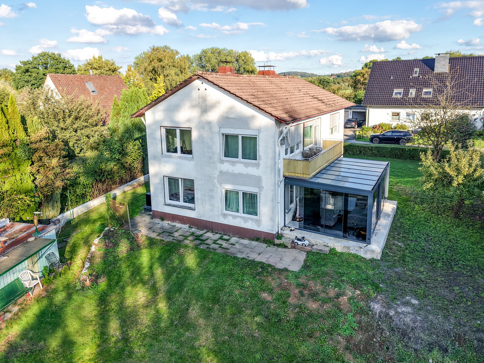 Ruhig wohnen im Grünen – Modernisiertes Zweifamilienhaus mit großem Grundstück