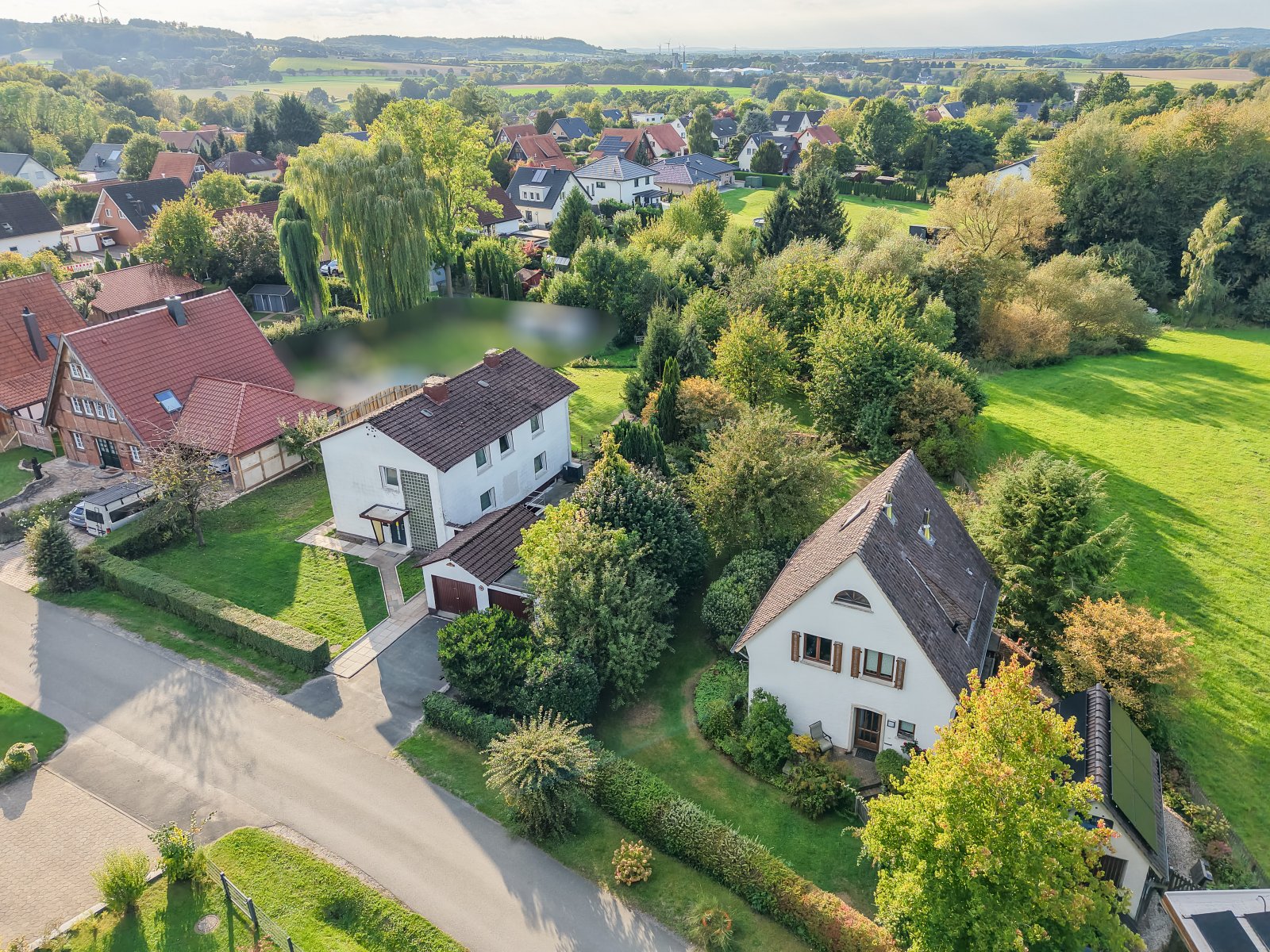Ruhig wohnen im Grünen – Modernisiertes Zweifamilienhaus mit großem Grundstück
