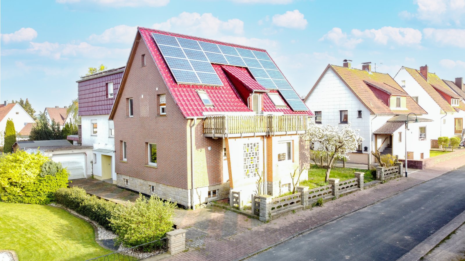 Straßenansicht links