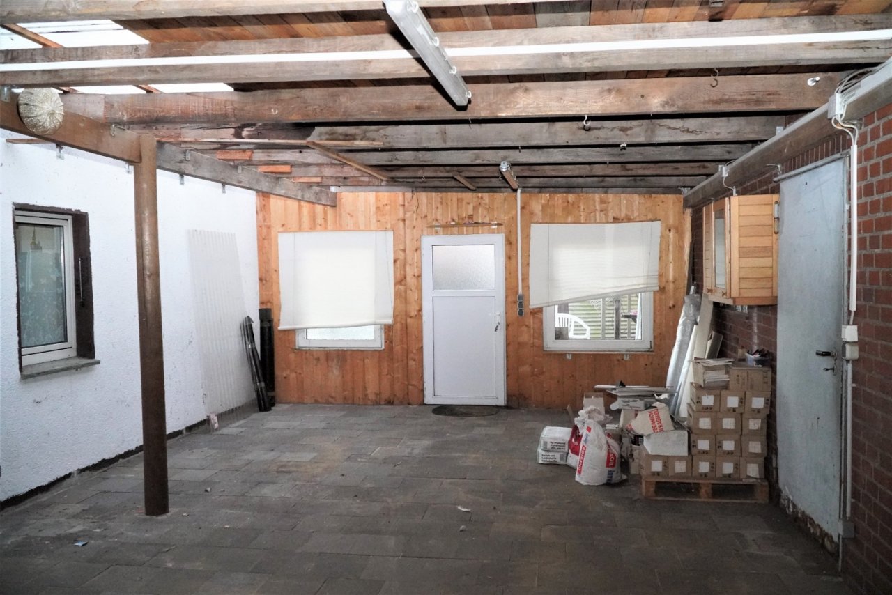 Raum zwischen Anbau u. Garage Raum zwischen Anbau u. Garage