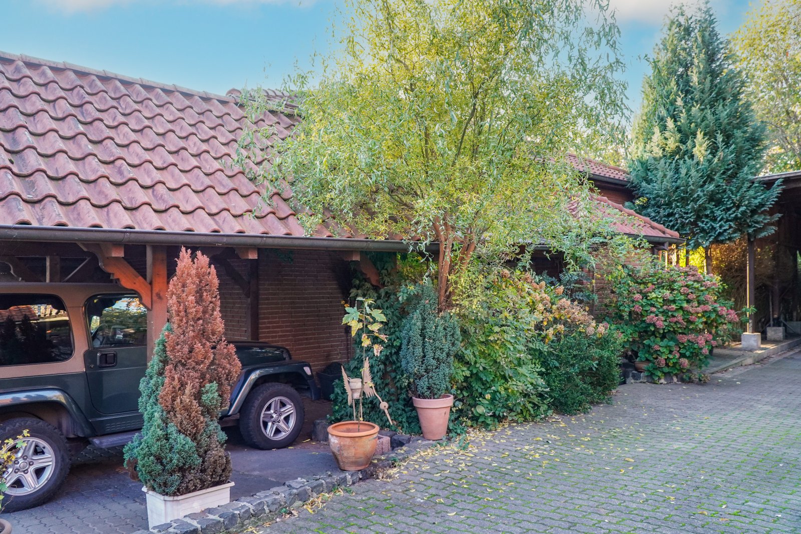 Carport und Eingang