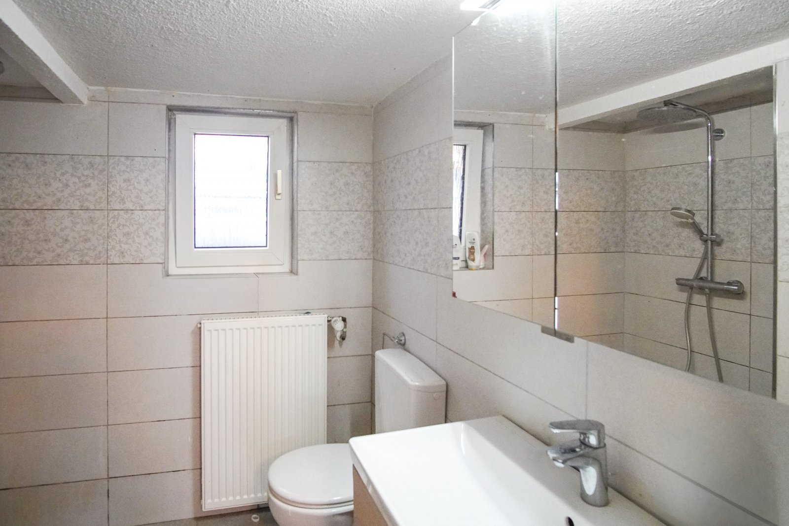 EG Badezimmer mit Dusche