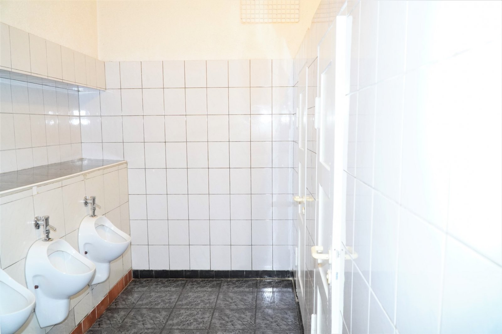 Gaststätte - Herren-WC Gaststätte - Herren-WC
