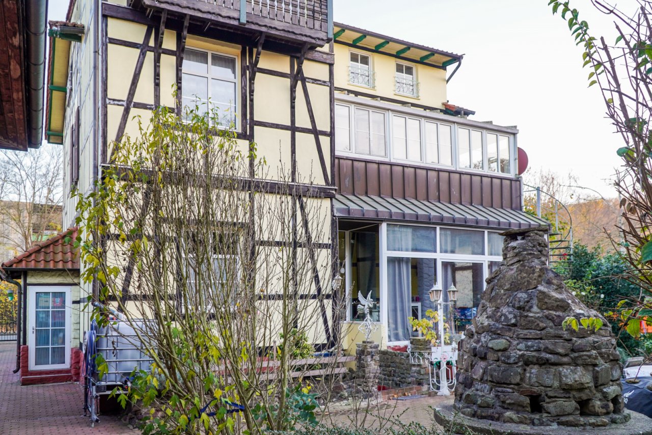 Terrasse und Hausrückseite 