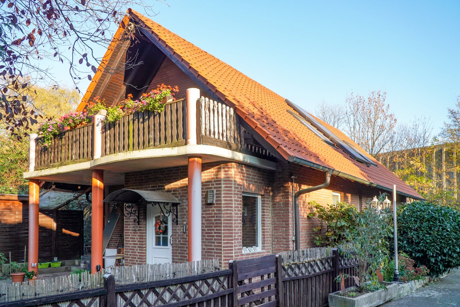 Hauseingang und Balkon - EFH