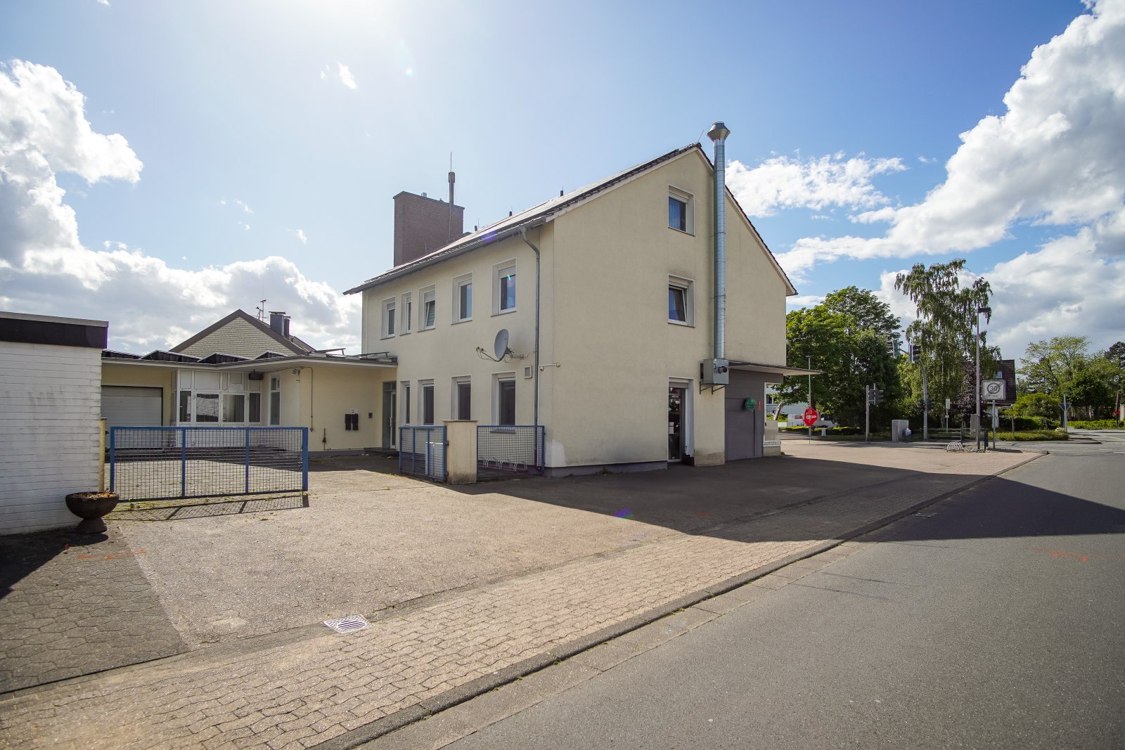 Straßenansicht Wohnhaus und Garagen