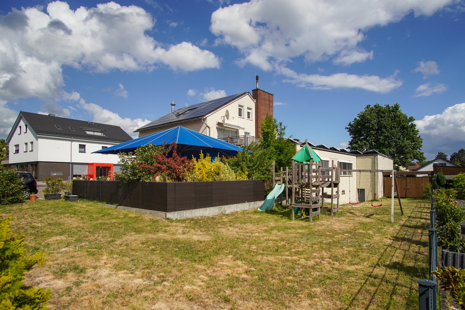 Straßenansicht Eiscafé und Kinderspielplatz Straßenansicht Eiscafé und Kinderspielplatz