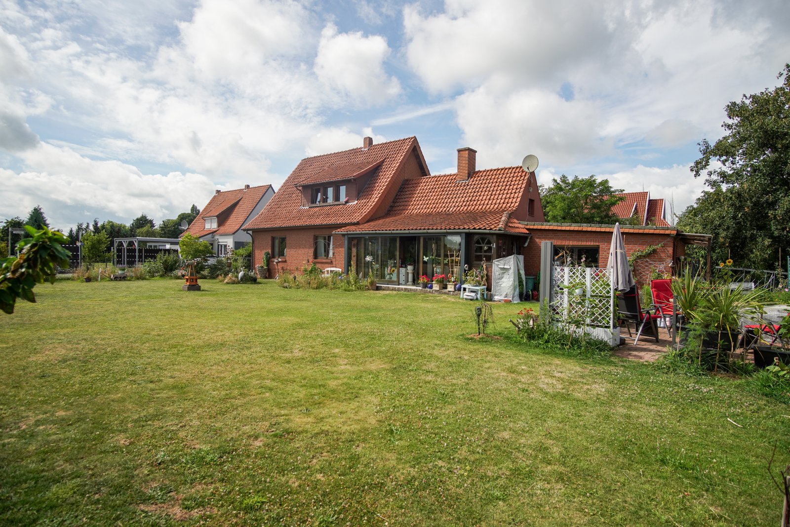 Gartenansicht mit Terrasse Gartenansicht mit Terrasse