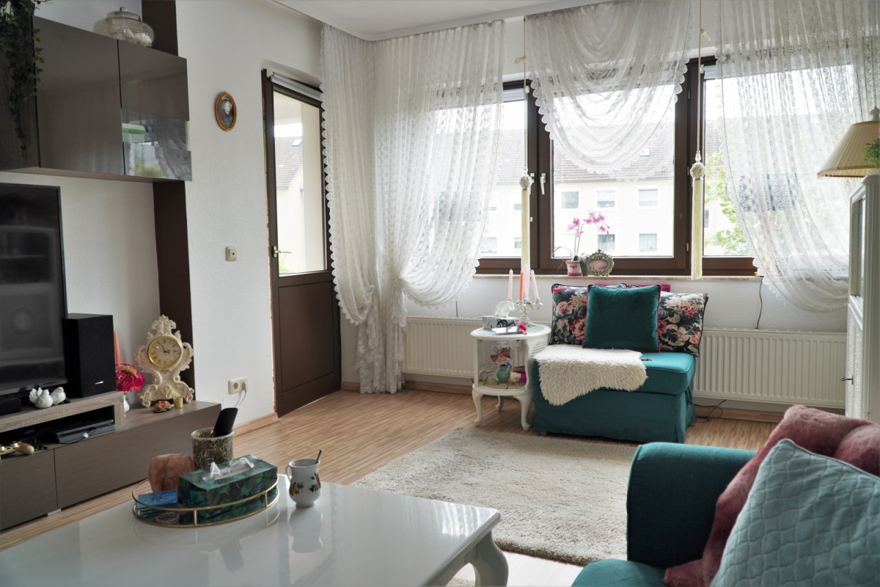 Wohnzimmer mit Zugang zum Balkon