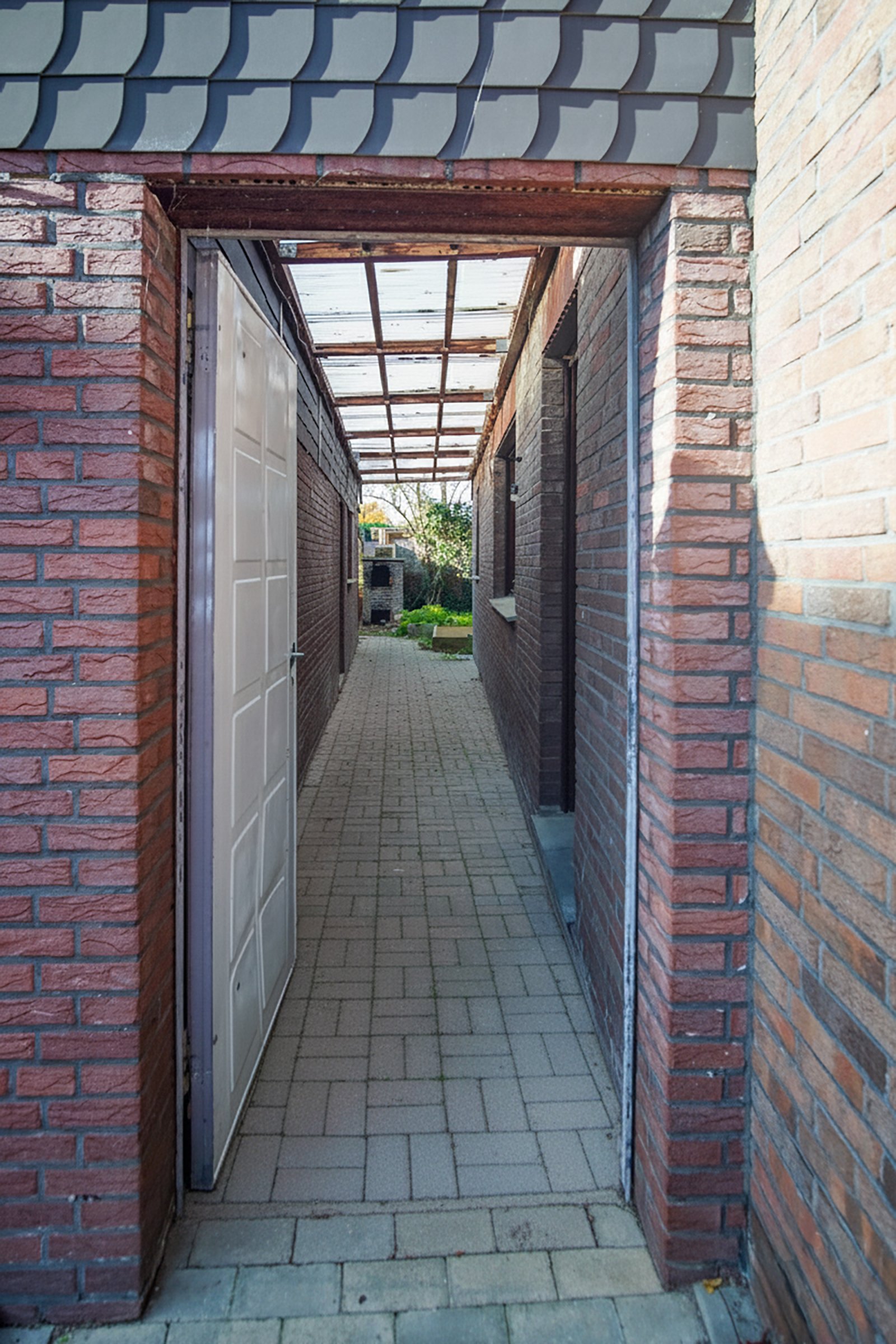 Gang zwischen Garage und Haus