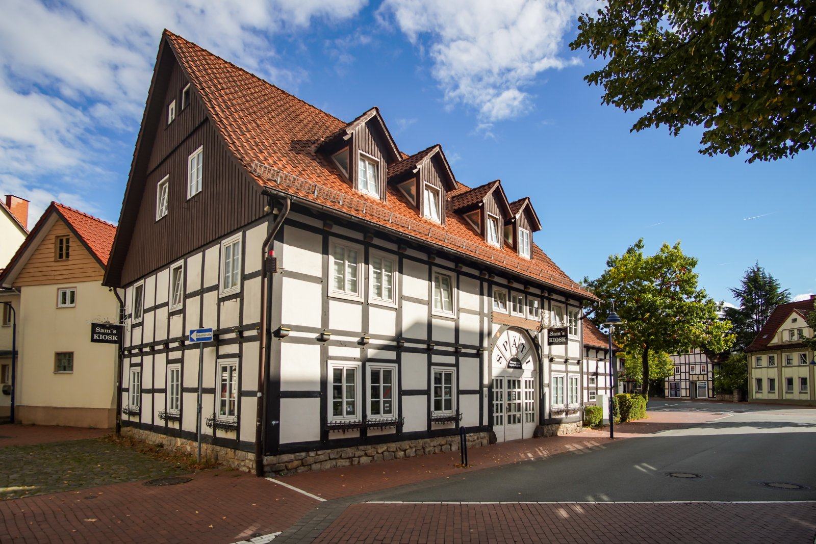 Straßenansicht (Massivbauweise mit Fachwerkverblendung)