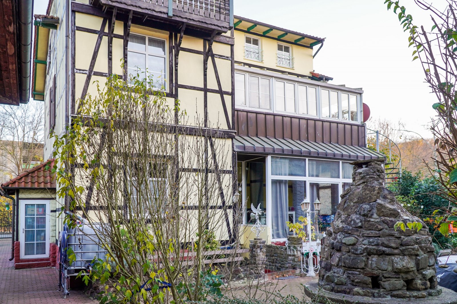 Terrasse und Hausrückseite 