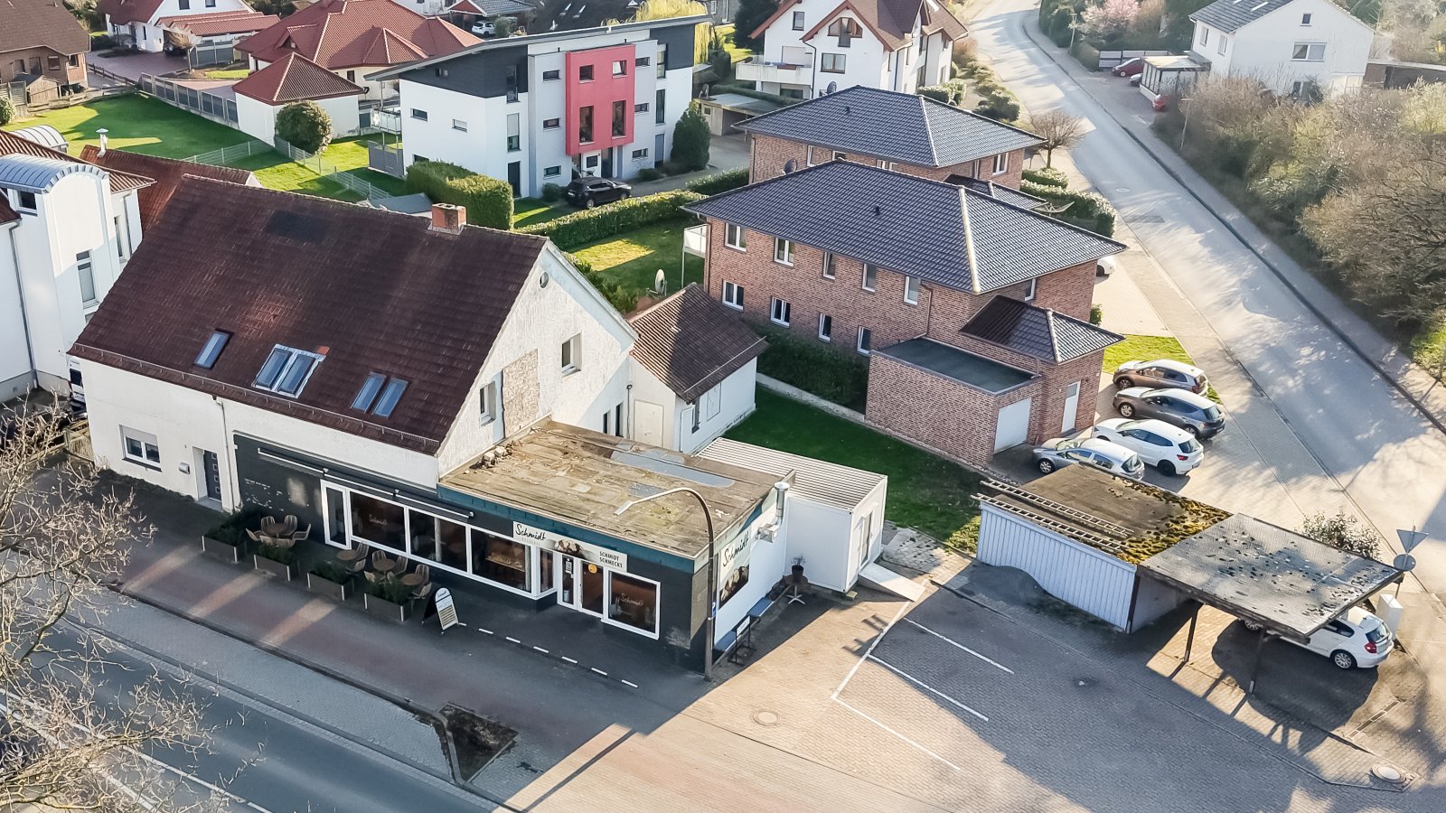 Hüllhorst: Zweifamilienhaus mit vermietetem Ladenlokal auf ca. 430 m² Gesamtfläche in zentraler Lage Hüllhorst: Zweifamilienhaus mit vermietetem Ladenlokal auf ca. 430 m² Gesamtfläche in zentraler Lage