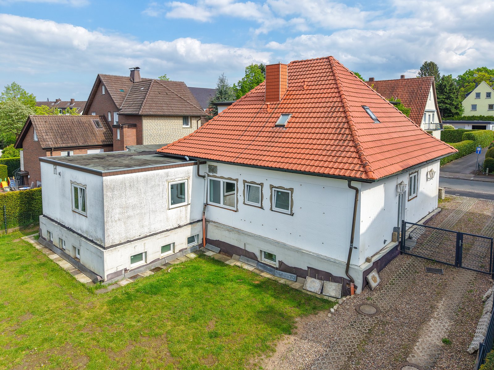 Seitenansicht hinten mit Zufahrt
