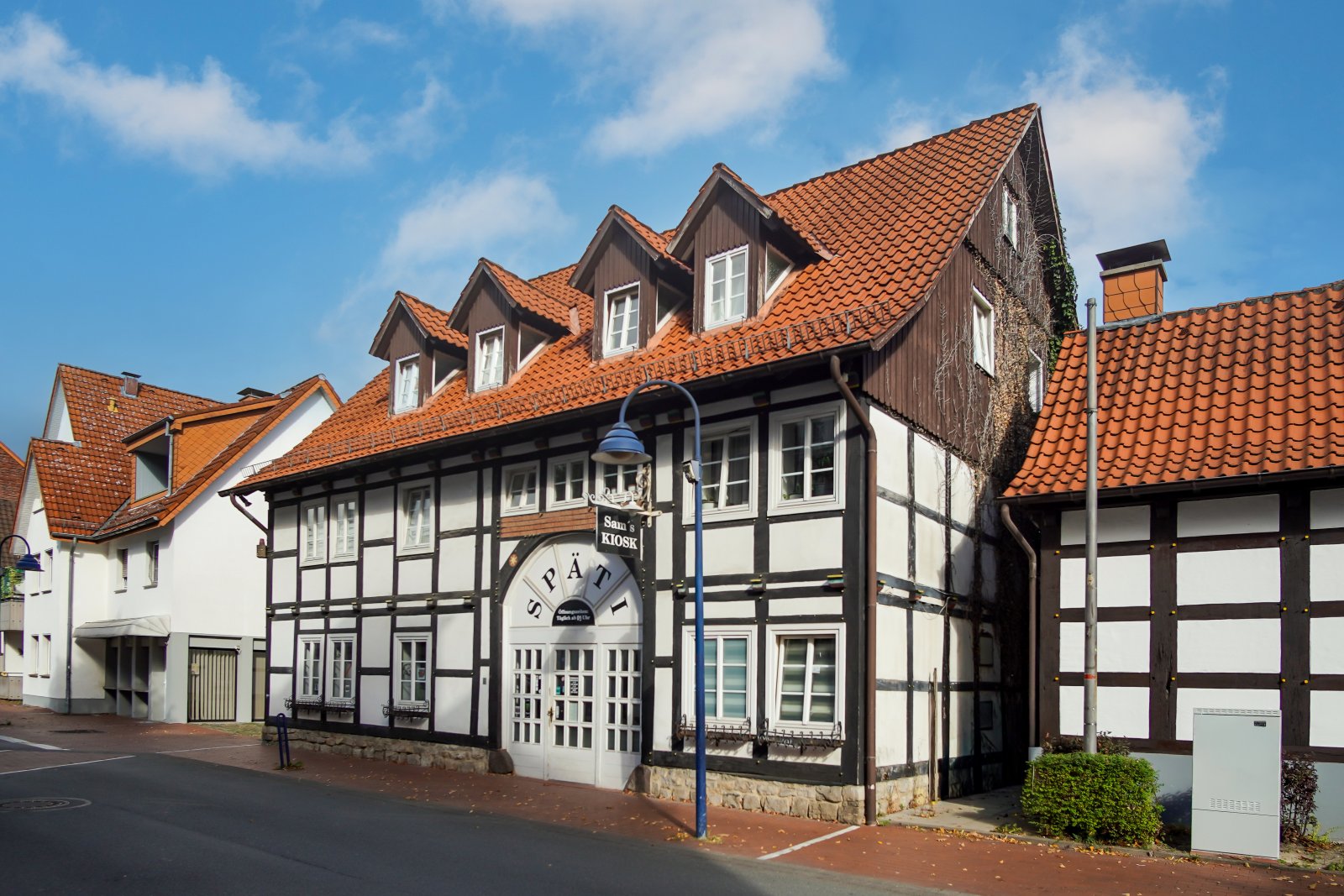 Straßenansicht Ladenlokal (Massivbauweise mit Fachwerkverblendung) Straßenansicht Ladenlokal (Massivbauweise mit Fachwerkverblendung)