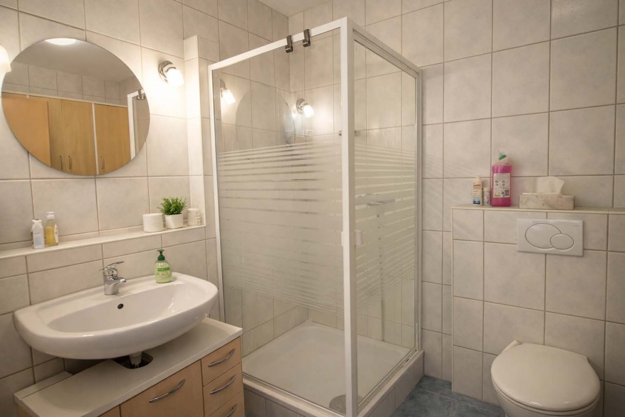 Badezimmer - DG links Badezimmer - DG links