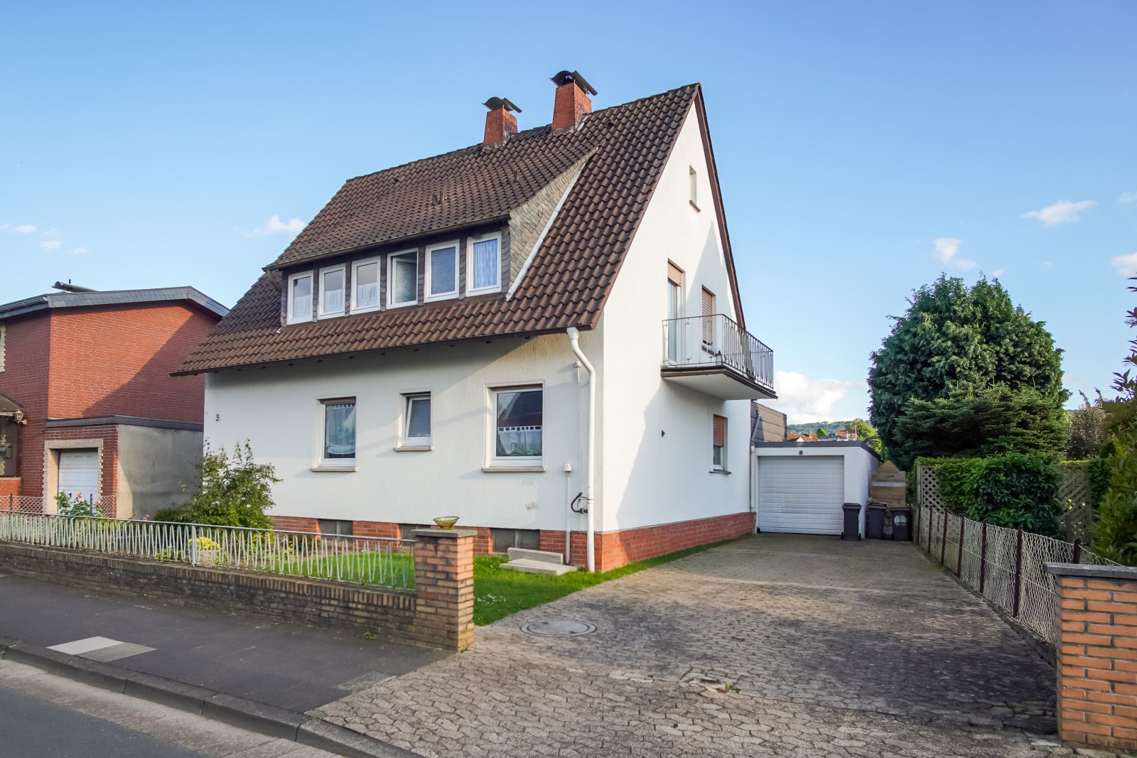 Minden: Freistehendes Zweifamilienhaus mit großem Grundstück und Garage Minden: Freistehendes Zweifamilienhaus mit großem Grundstück und Garage