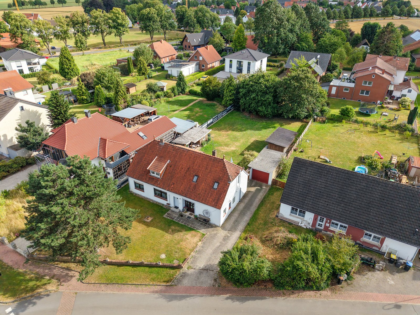 Hille: Familienfreundliches Zweifamilienhaus in ruhiger Lage mit weitläufigem Garten Hille: Familienfreundliches Zweifamilienhaus in ruhiger Lage mit weitläufigem Garten