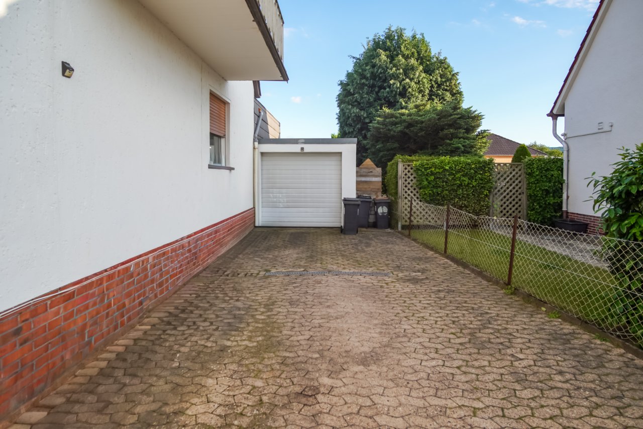 Garage mit Einfahrt